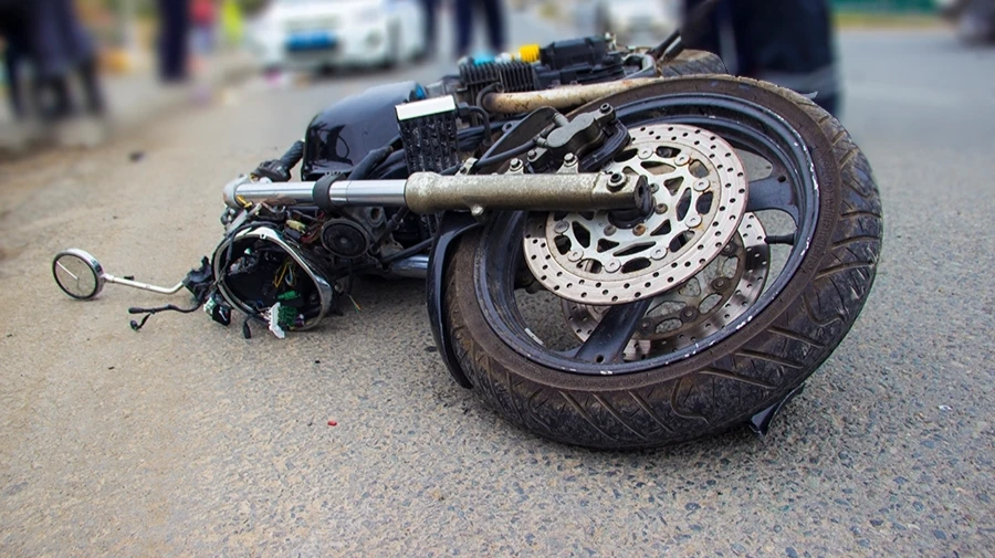 46-летний мотоциклист получил травмы головы и тела после столкновения с Volkswagen Golf в Бердске