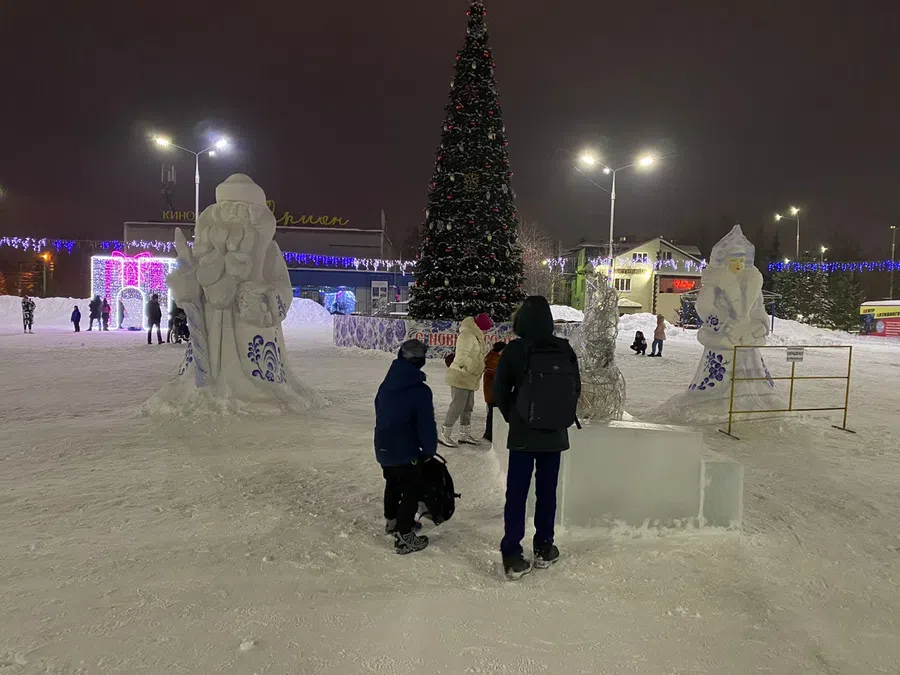 Новогодние городки открылись в Бердске и Новосибирске в конце 2021 года. Самая нарядная находится на  Михайловской набережной