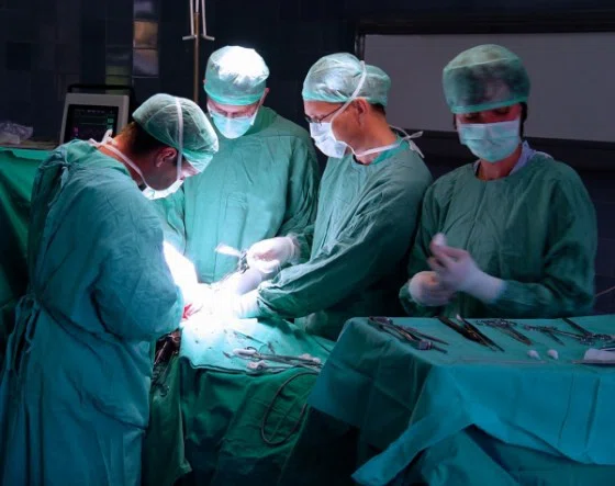 Хирургу, после операции которого умерла пациентка, грозит до трех лет тюрьмы