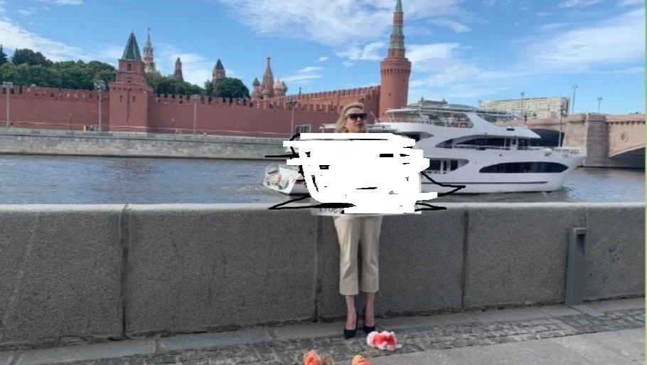 Экс-редактор Первого канала Марина Овсянникова вышла в антивоенный одиночный пикет к стенам Кремля - ее задержала полицией