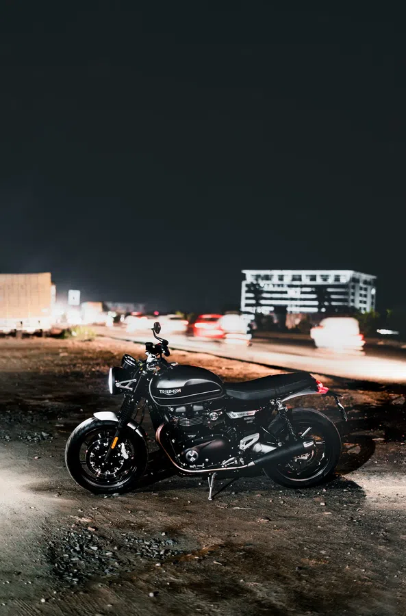 Мотоциклист без прав и госномеров влетел в припаркованную Toyota в Бердске