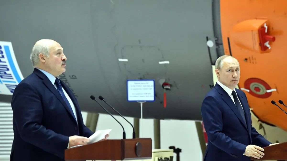 Президент Белоруссии Александр Лукашенко заявил, что спецоперация России на Украине затянулась и добавил, что ядерное оружие «сорвет с орбиты» Землю