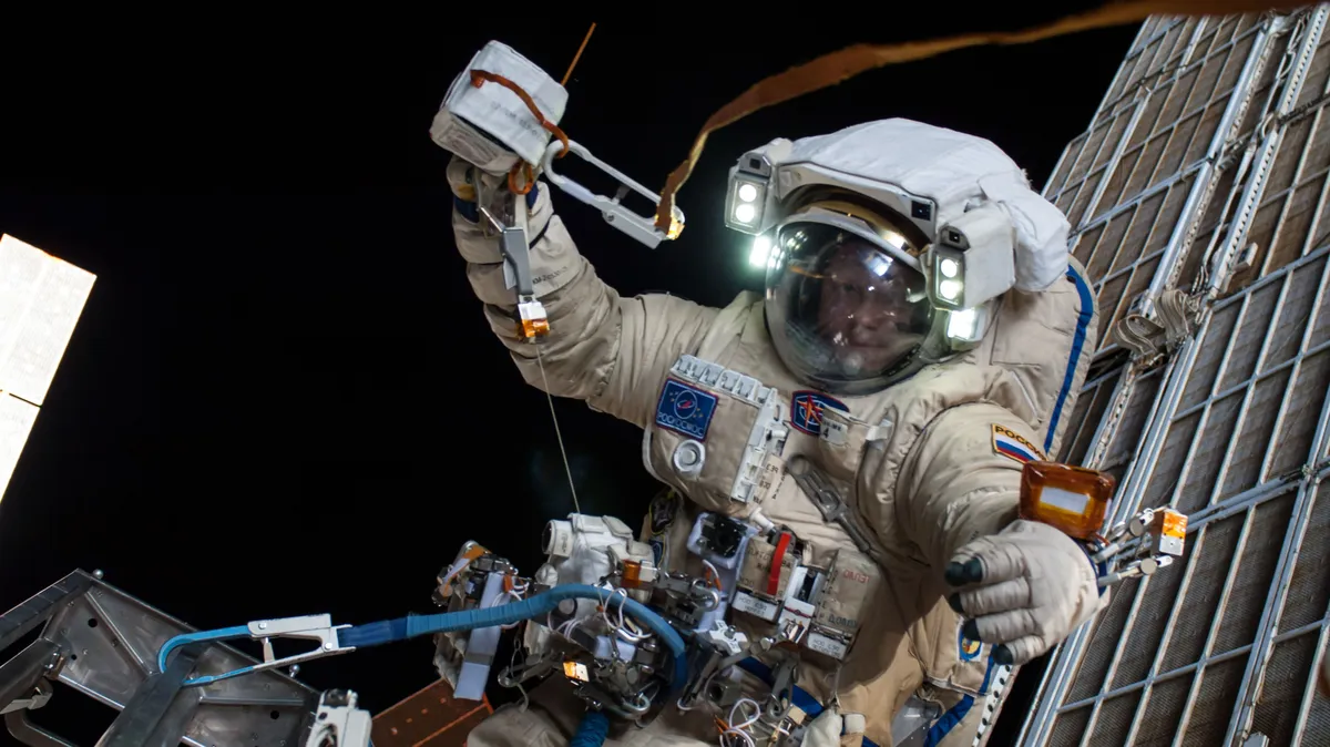 Олег Артемьев в открытом космосе. Фото: NASA Johnson