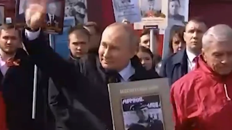 Владимир Путин принял участие в шествии Бессмертного полка в Москве 9 мая. Фото: стоп-кадр с видео телеграм-канала Mash