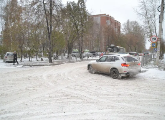 Обстановка на дорогах Бердска из-за снежных заносов остается сложной