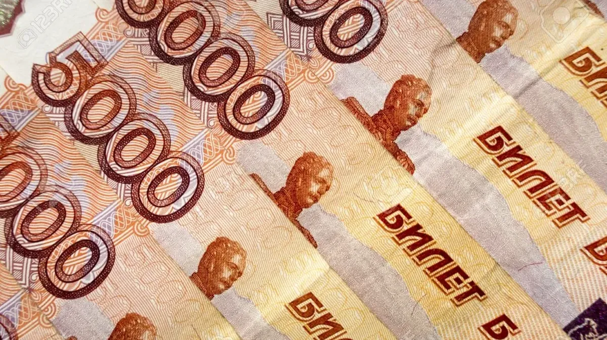 Деньги и долги: у кого из россиян законом запретят списывать денежные средства за любые долги 