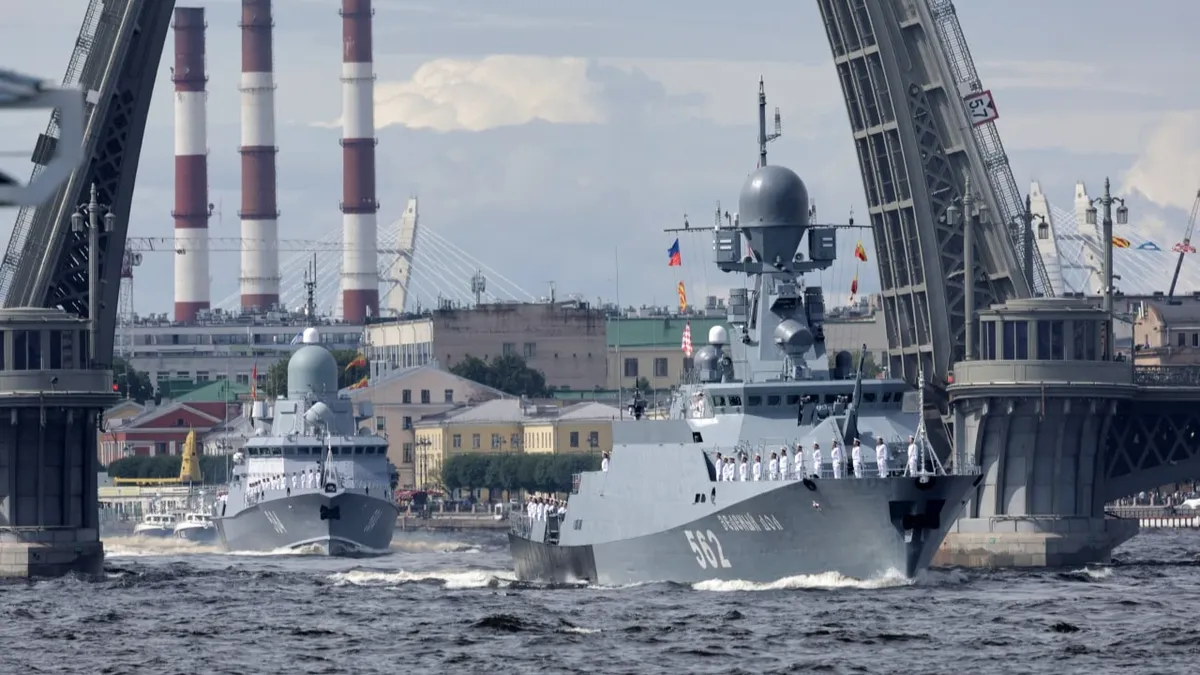 Путин открыл военный парад ВМФ и объявил о поставке новейших гиперзвуковых комплексов «Циркона» на российский флот 