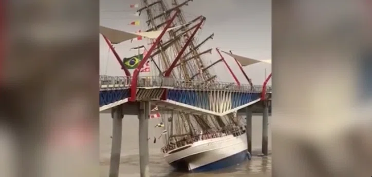 Бразильский военный парусник пробил мост в Эквадоре