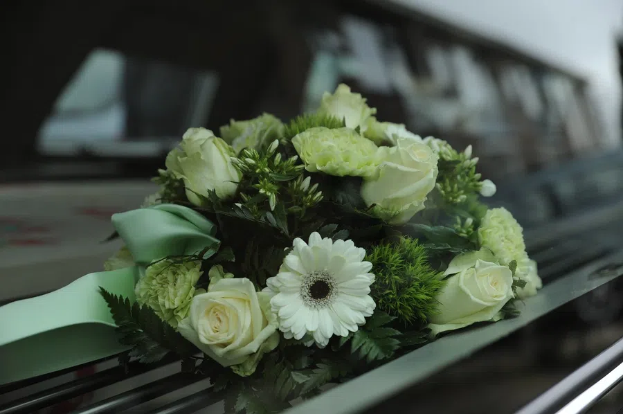 Когда после похорон можно убирать цветы и венки с могилы: правила уборки
