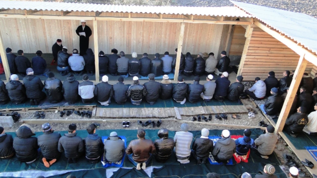 В населенных пунктах, где нет мечетей, мусульмане приспосабливают места под молитву. Фото: dumrf.ru