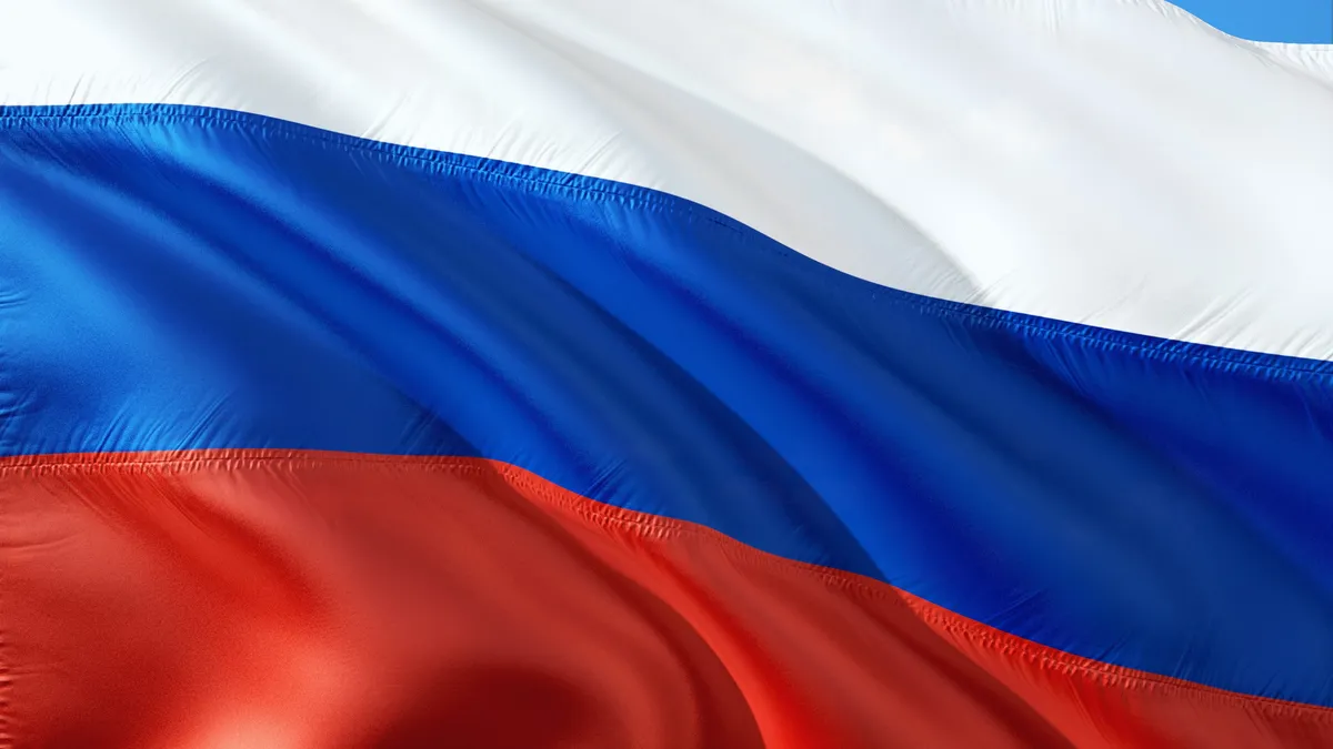 В Екатеринбурге толпа подростков избила 12-летнюю девочку из-за шапки в цветах российского флага. Теперь ребенок боится выходить на улицу и идти в магазин