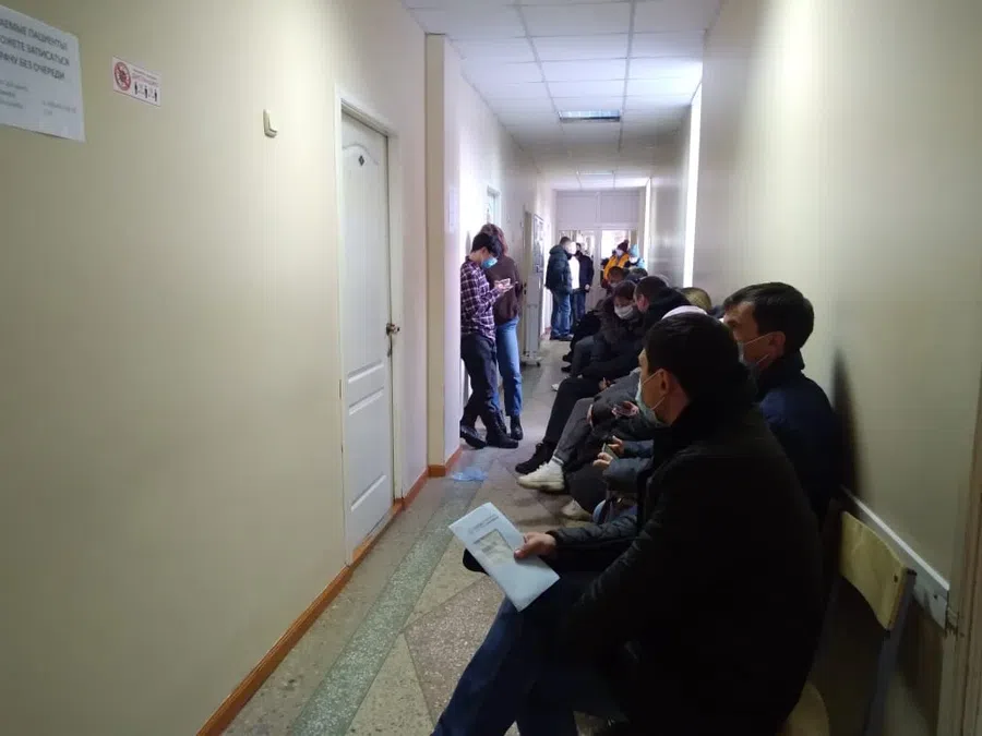В Бердске очередь к врачам красной зоны поликлиники №1 ЦГБ выросла до 30 человек в нерабочие дни. Каждые пять минут в двери заходит новый пациент