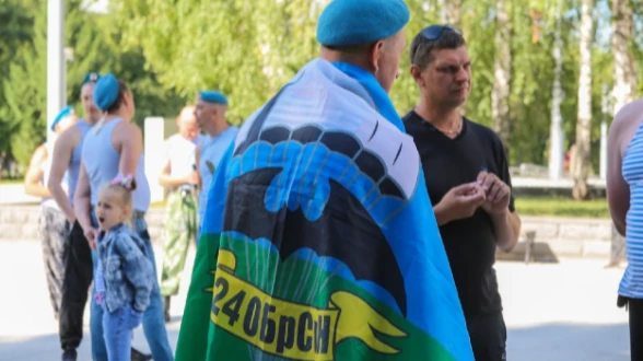 В Новосибирске десантники на день ВДВ выехали на встречную полосу. В регионе после «буйства» сибиряков отключили все фонтаны. Самые скандальные выходки на фото