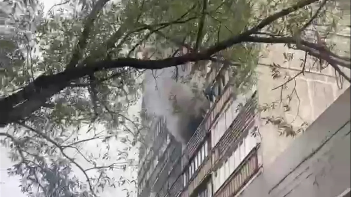 В московском Чертаново сосед спас женщину во время пожара в жилом доме
