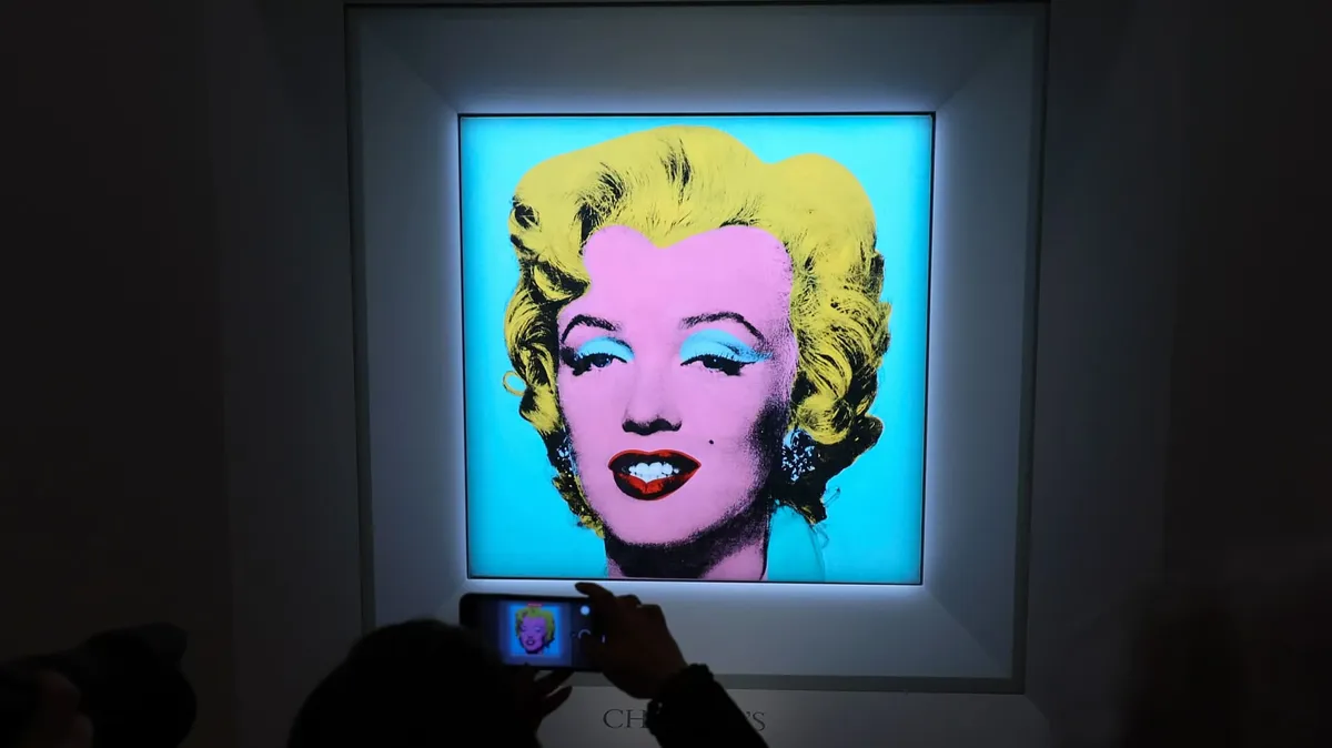 Картина площадью 40 квадратных дюймов «Shot Sage Blue Marilyn», одна из десятков изображений Монро.Фото: Диа Дипасупил/Getty Images