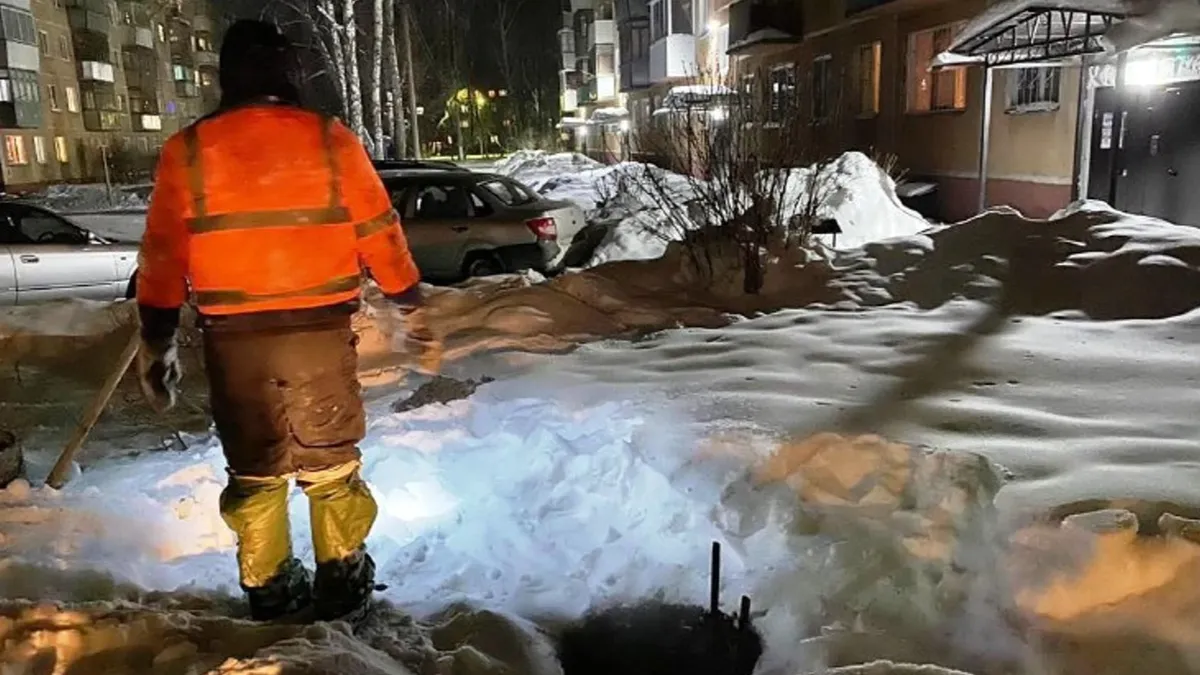 В Бердске рабочий КБУ упал в яму и обварился в кипятке при устранении коммунальной аварии - находится  в реанимации