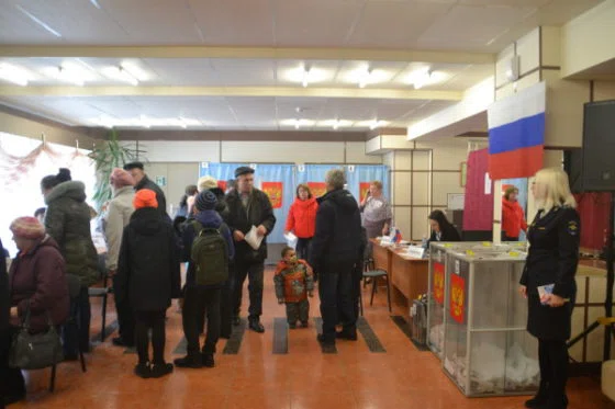 Бердчане приходили на выборы в ДК «Родина» целыми семьями