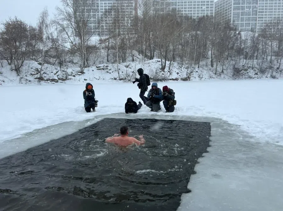 В Новосибирске моржи открыли купальный сезон в ледяной воде на Блюдце