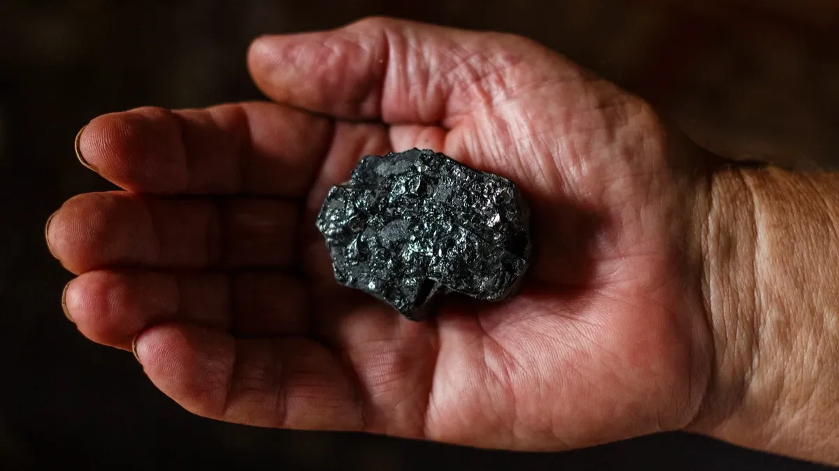 Из кузбасской шахты «Листвяжная», где в прошлом году трагически погиб 51 человек, экстренно эвакуировали работников