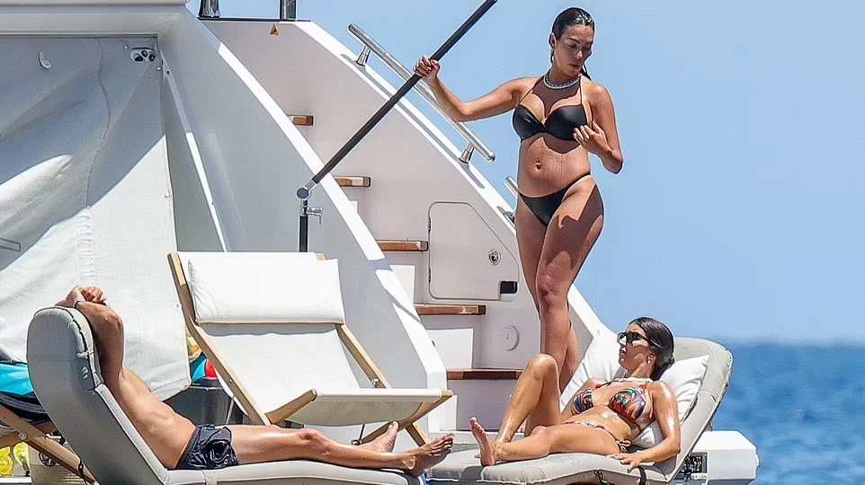 Джорджина Родригес выглядит невероятно в черном бикини, наслаждаясь отдыхом на солнце с Криштиану Роналду на борту суперяхты на Ибице после рождения дочери и смерти сына