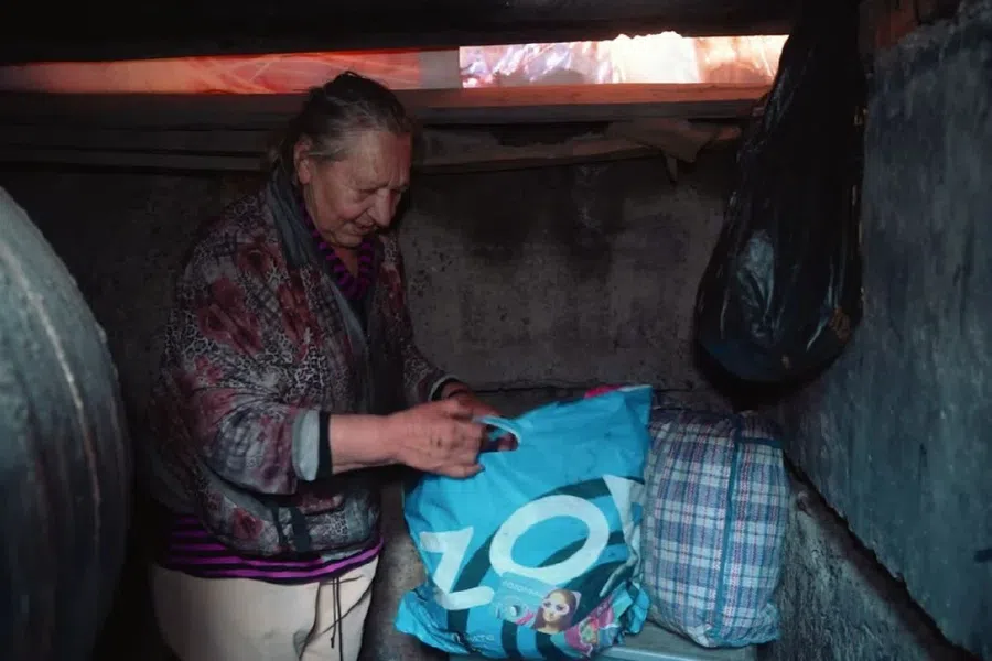 В Новосибирске бездомная 13 лет прожила в колодце теплотрассы. Теперь она ослепла и перестала выбираться наружу