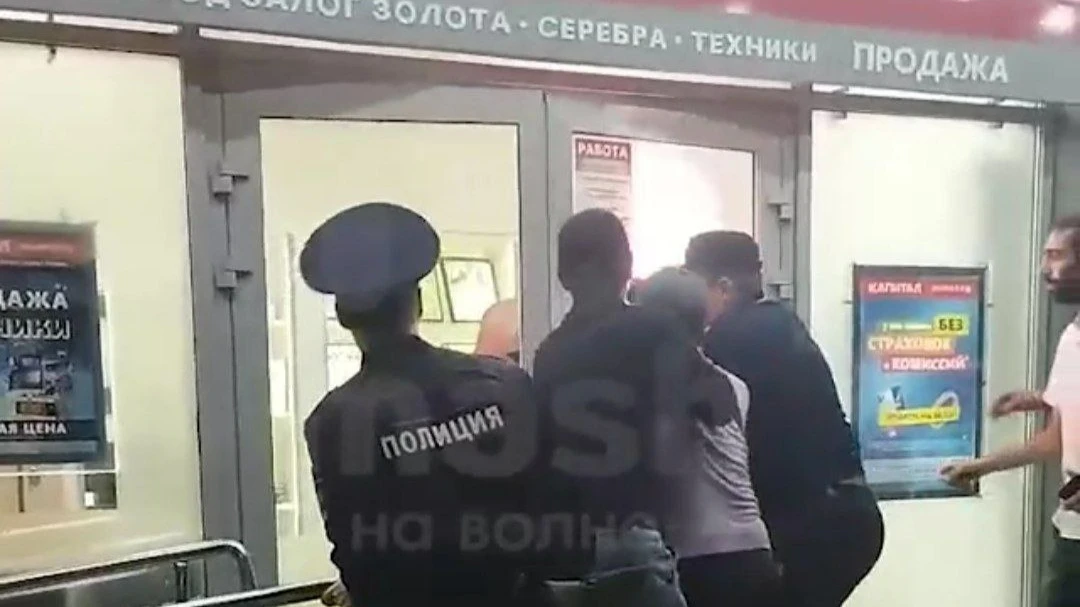 В Крыму голый мужчина забаррикадировался в ломбарде и не хотел сдаваться полиции: «Там невменяемый какой-то, пьяный»