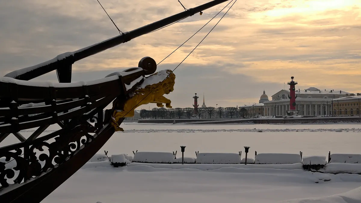 В Петербурге коммунальщики принялись убирать снег, которого нет