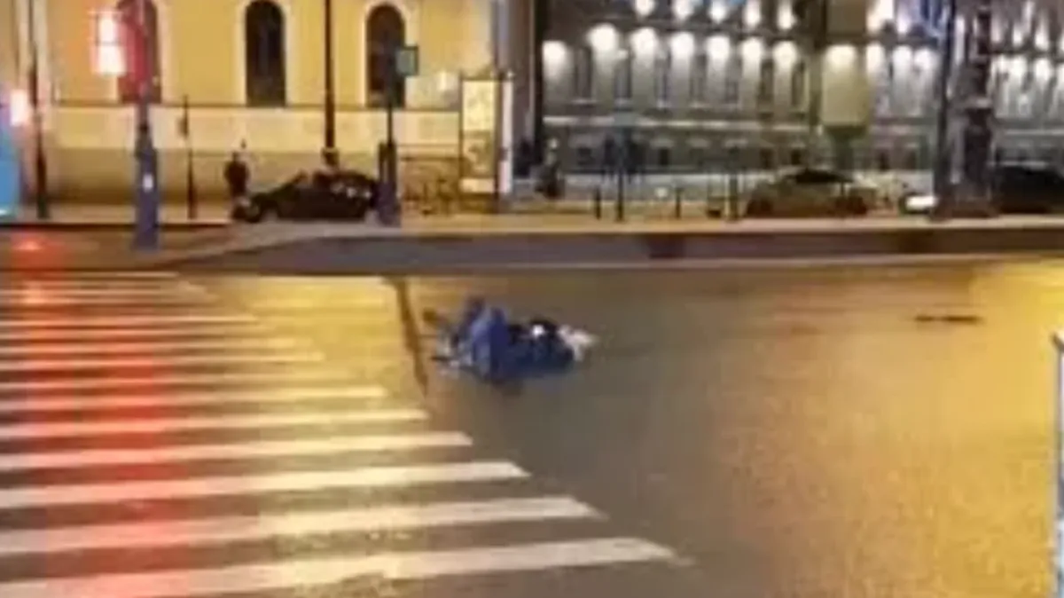 Таксист сбил петербурженку, лежавшую на пешеходном переходе с широко расставленными ногами. В сети прозвали инцидент «самой странной смертью»