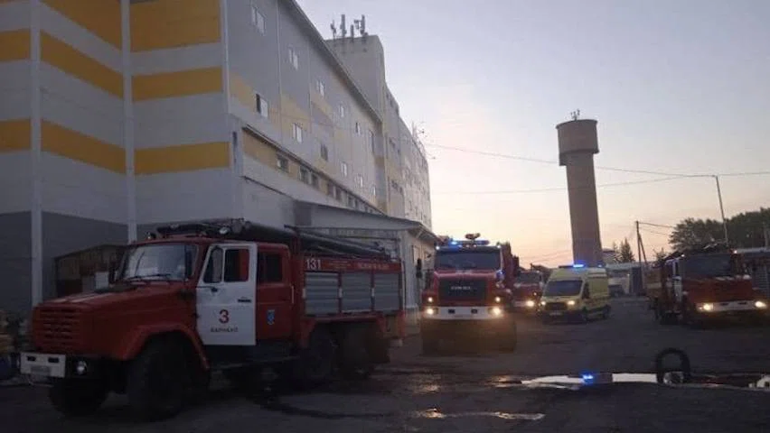 На мощном пожаре в мебельном магазине Барнаула погибли два человека