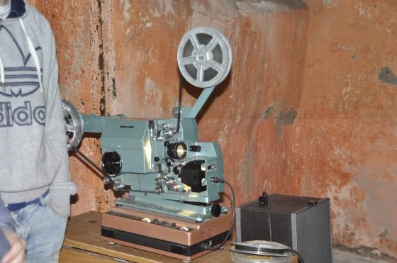 Фильмы о холодной войне посетителям выставки показывали на настоящем пленочном проекторе