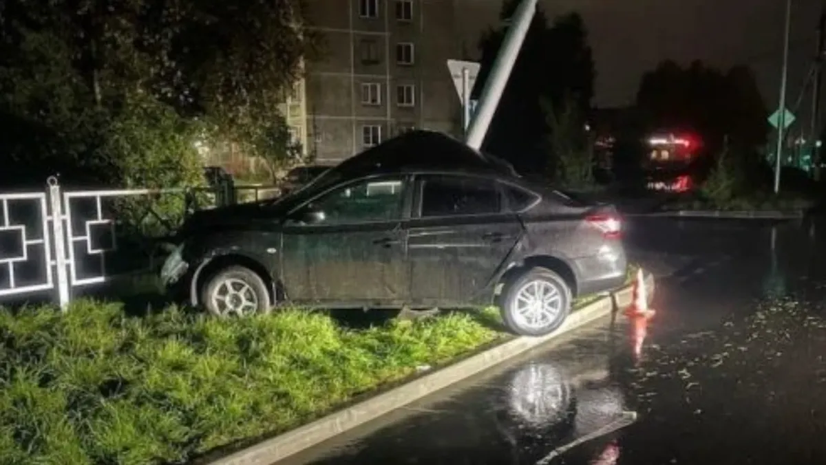 В Бердске водитель за рулем Nissan врезался в фонарный столб во время ночной погони экипажа ДПС
