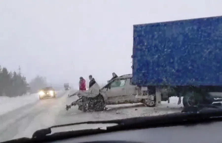 В тройном ДТП с грузовиком вырвало двигатель у кроссовера и пострадала пассажирка Skoda на трассе Р-256 в Новосибирской области