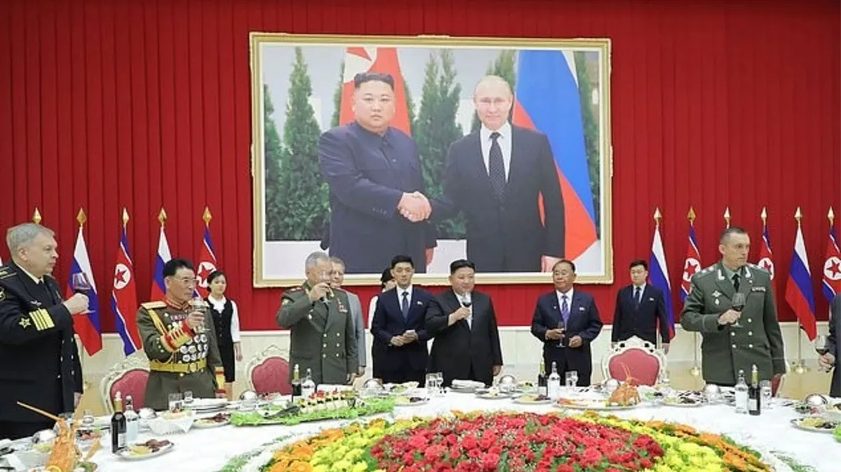 Личный портрет Путина, современные дроны и большие ракеты — чем Ким Чен Ын удивил министра обороны России Сергея Шойгу в КНДР — фото
