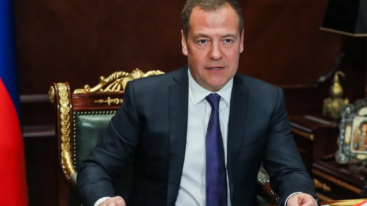 Дмитрий Медведев заблокировал в Твиттере журналиста Сергея Ежова, который предложил сыну Медведева пойти в армию