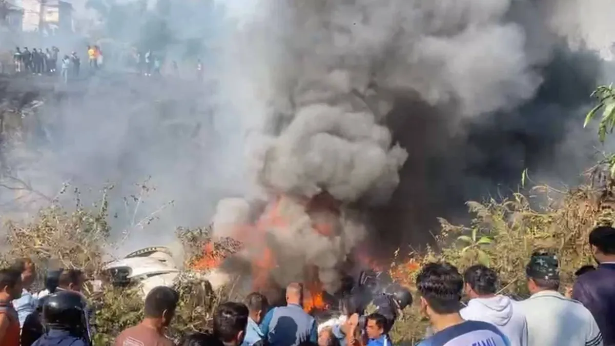 В Непале во время взлета рухнул пассажирский самолет - на борту были 72 человека. Видео падения 
