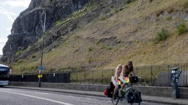 В Шотландии агрессивный автомобилист специально сбил голых велосипедистов - нудисты совершали благотворительный велопробег

