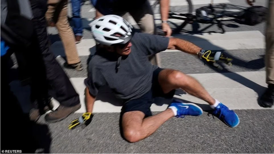 Байден упал с велосипеда. У 79-летнего президента США в педали застряла обувь – видео 