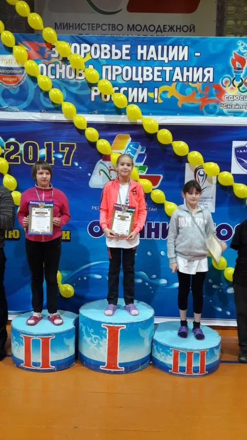 10-летняя Светлана Рогачева — на высшей ступени пьедестала почета