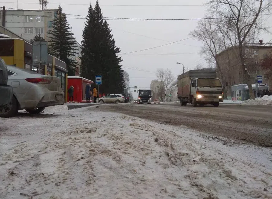 В Бердске чистят дороги в снегопад и без начальника. За вывоз снега с улиц город заплатит 2 млн рублей за декабрь 2021 года