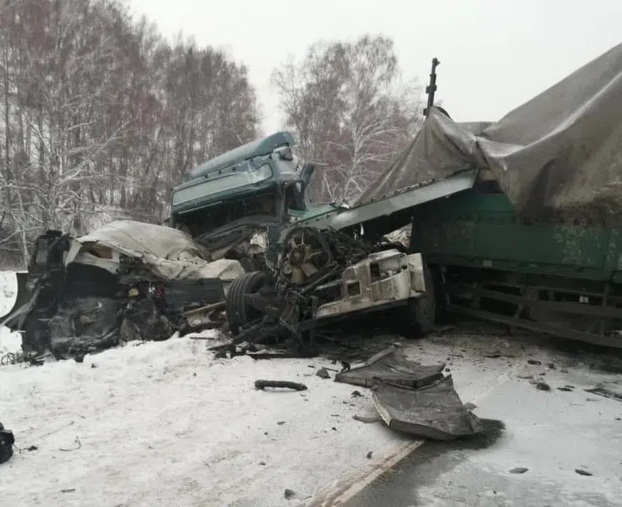 В ДТП с тремя грузовиками погиб один из водителей на трассе Р-255 в Новосибирской области: Из-за смертельной аварии дорога была перекрыта