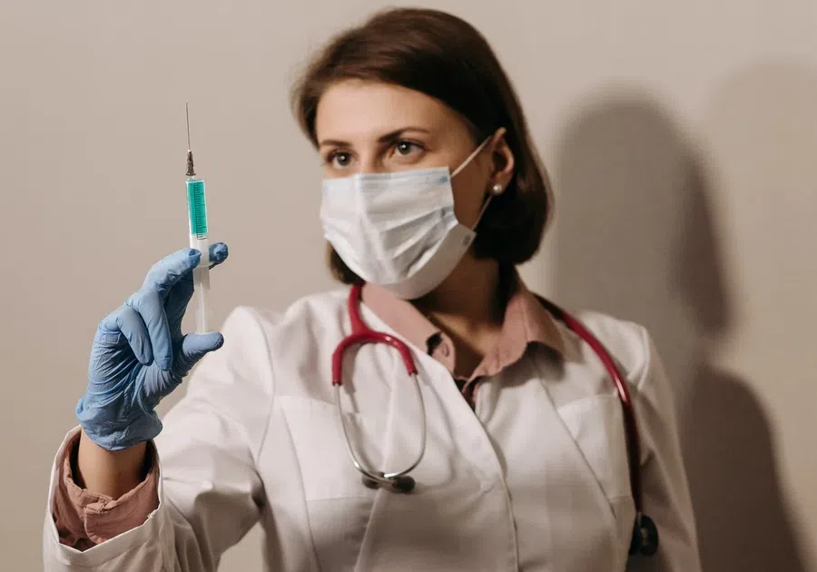 Противопоказания к вакцинации от коронавируса: В новый список от Минздрава попали россияне старше 60 лет и аллергическая реакция