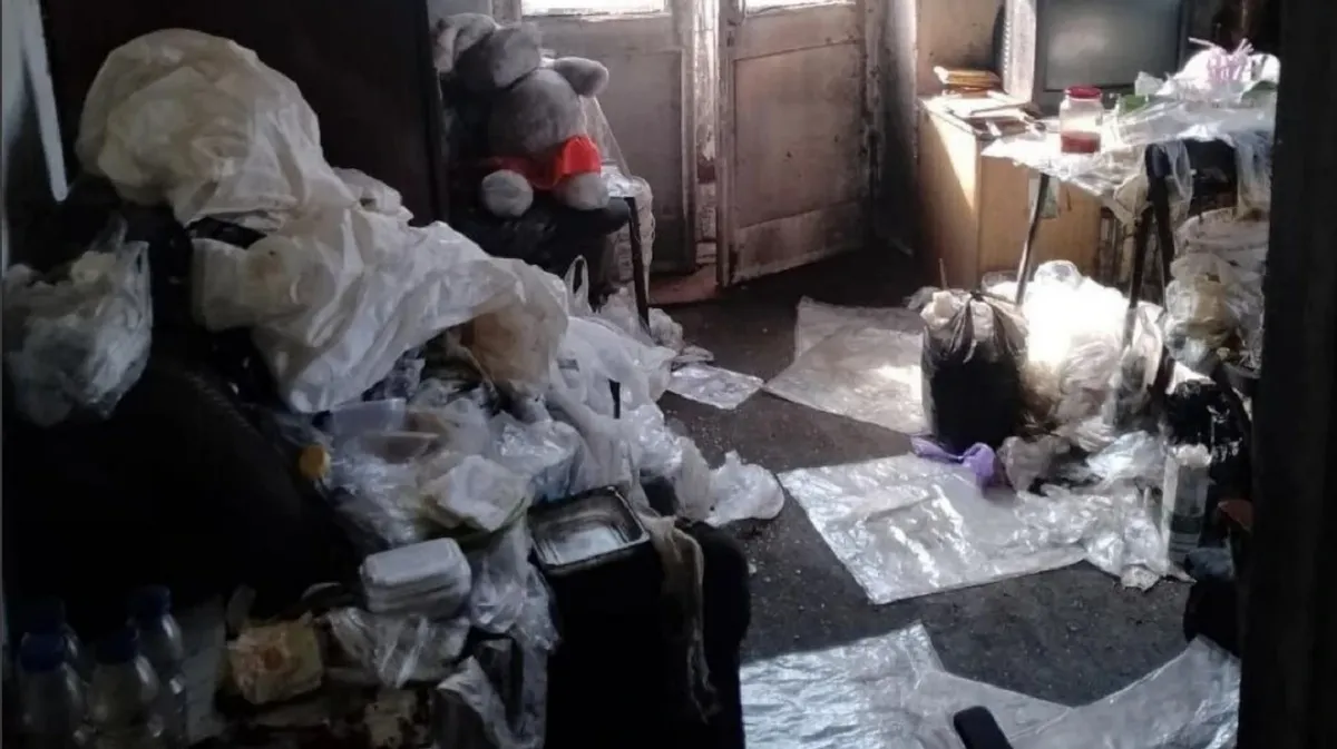 Тараканы и горы мусора: в Новосибирске приставы выселили пенсионера из муниципальной квартиры – соседи могут выдохнуть