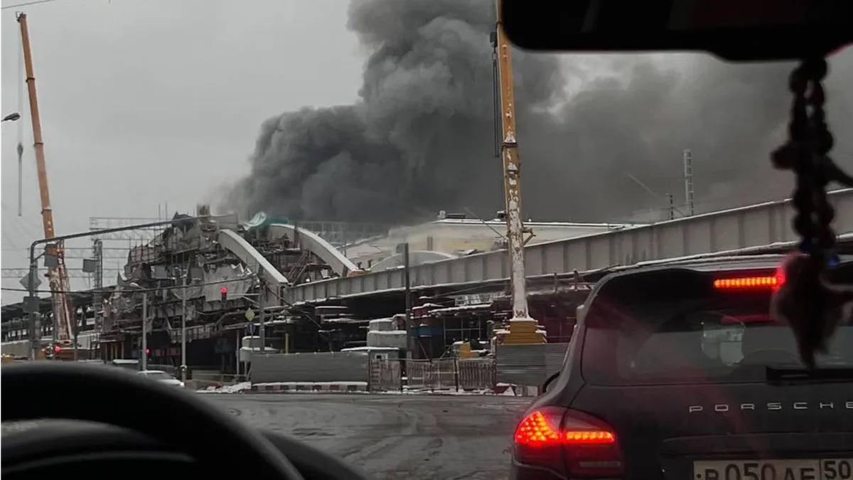 В Москве полыхает крупный пожар в районе трех вокзалов – черный столб дыма видно со всех концов столицы  видео 