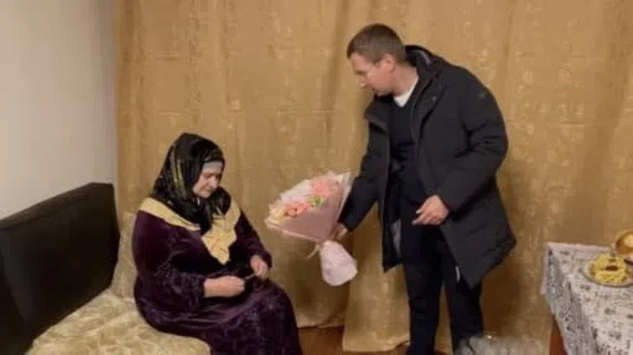 Московский депутат Закускин пришел с извинениями и цветами к чеченской бабушке, на которую напал возле мечети