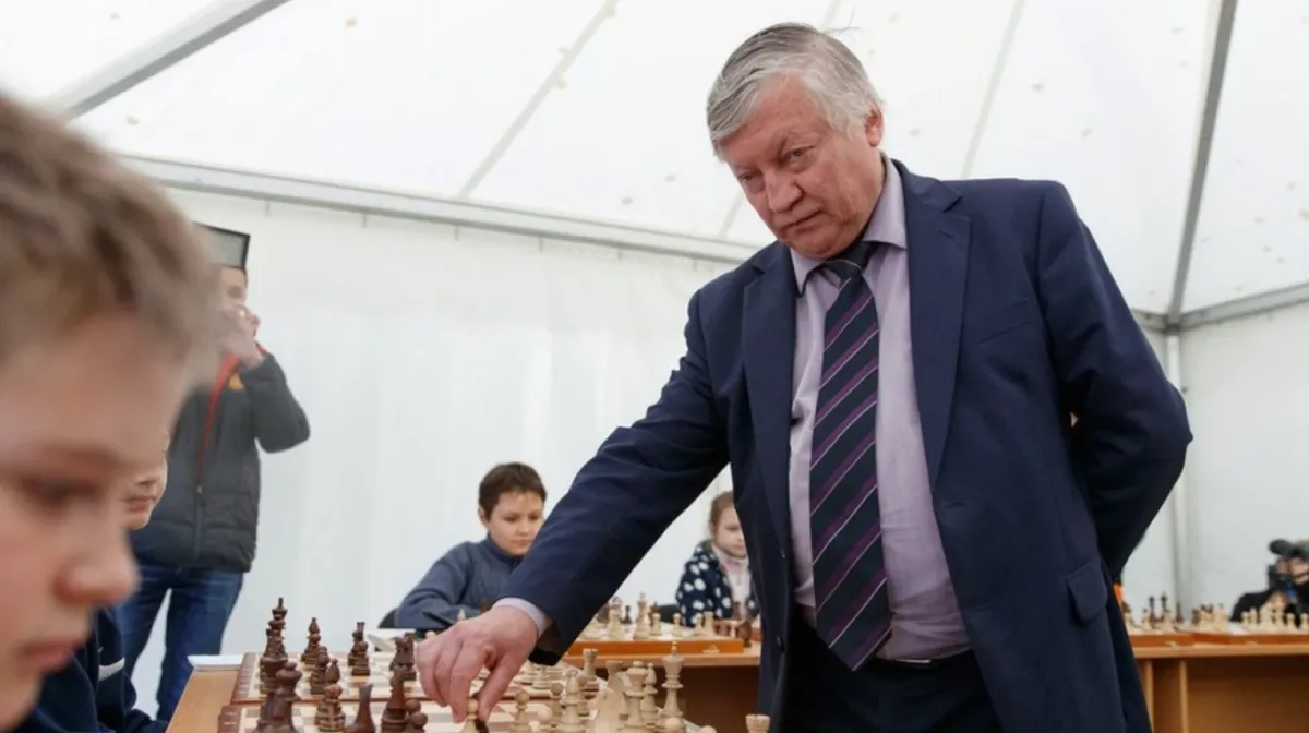 Экс-чемпиона мира по шахматам Анатолия Карпова нашли лежащим без сознания у Госдумы 