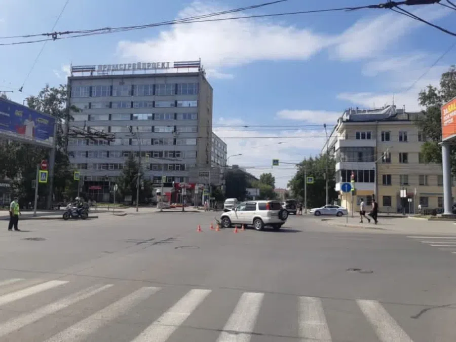 Пять человек пострадали в жестком ДТП в центре Новосибирска: Две девочки попали в больницу