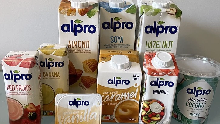 Больше никакой овсянки на кокосовом молоке: Danone прекращает поставки в Россию продукции Evian и Alpro