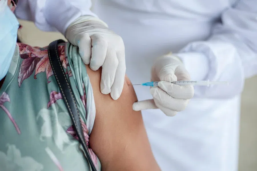 Температура после прививки от коронавируса: что делать, опасно ли?