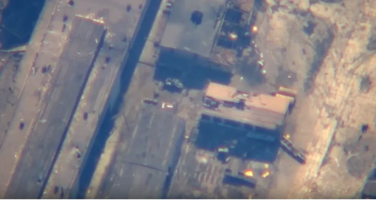 Минобороны показало видео уничтожения украинского танка, который вел огонь из укрытия в промзоне