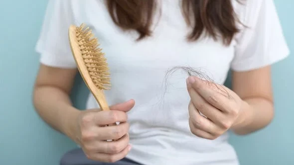 Стресс может способствовать выпадению волос. Фото: Getty
